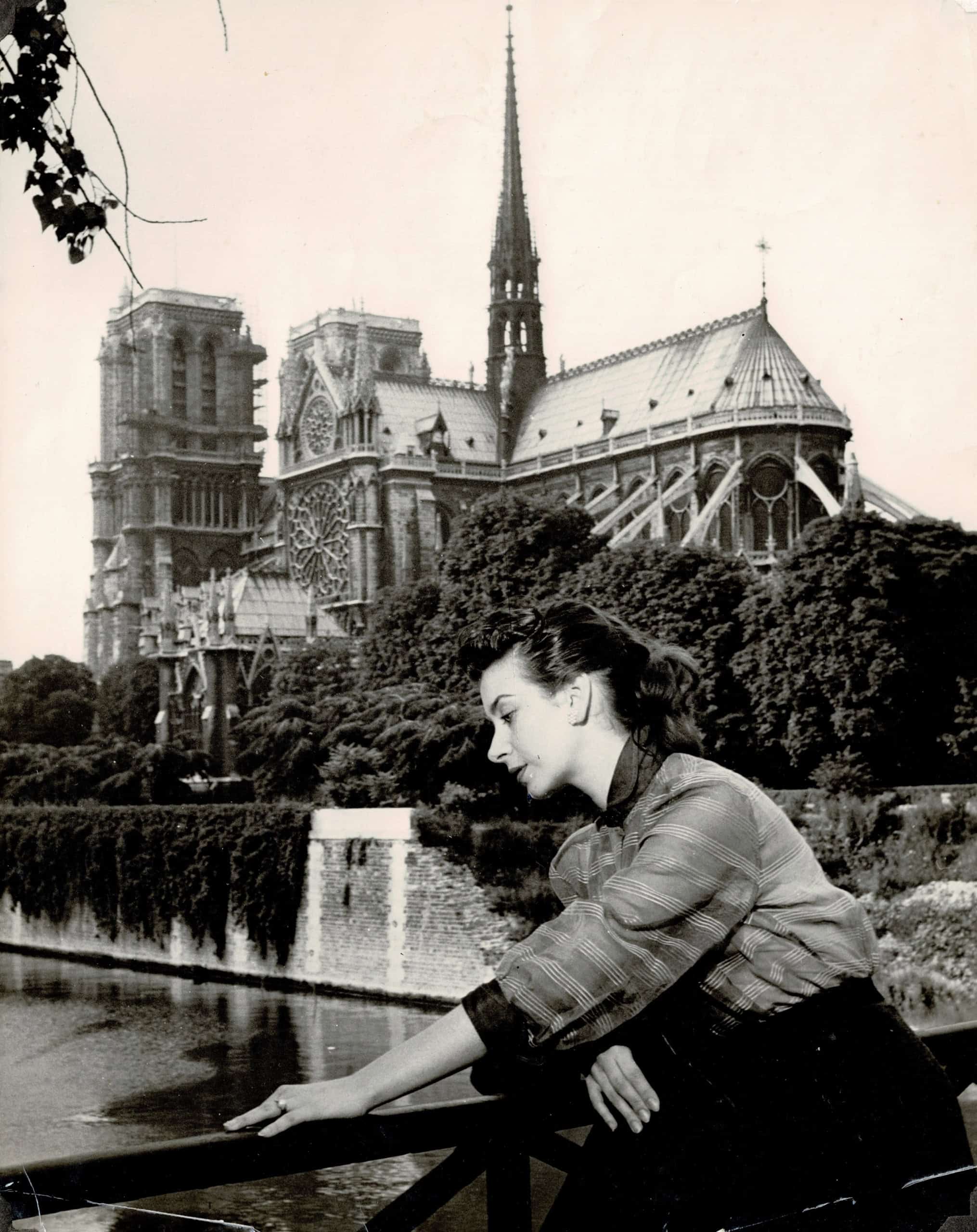 Beatriz Consuelo sur les quais de la Seine à Paris. 1953-1954. Photo : Inconnu. Fondation SAPA, Fonds Beatriz Consuelo. A-2000-FO/004