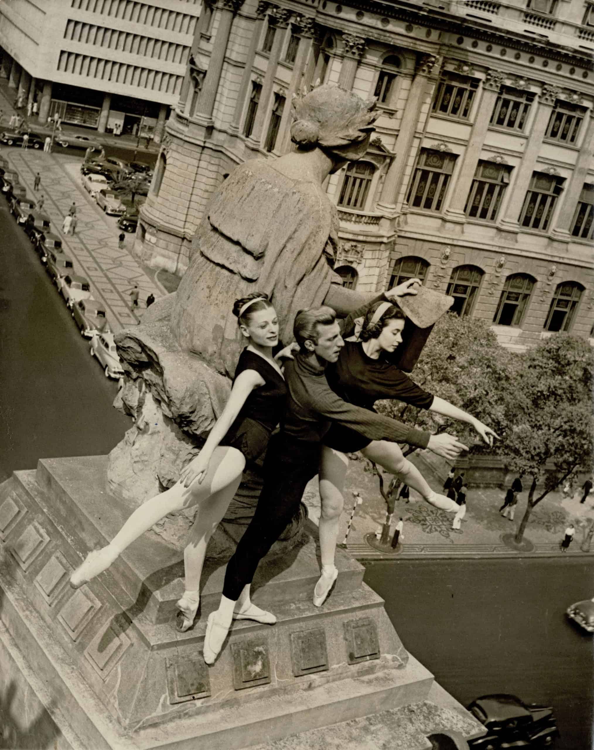 Sur le toit du Theatro Municipal de Rio de Janeiro, les trois premiers danseurs du Ballet avec Tamara Capeller, David Dupré et Beatriz Consuelo. Ca. 1950. Photo : Fernando Pamplona. Fondation SAPA, Fonds Beatriz Consuelo. A-2000-FO/006