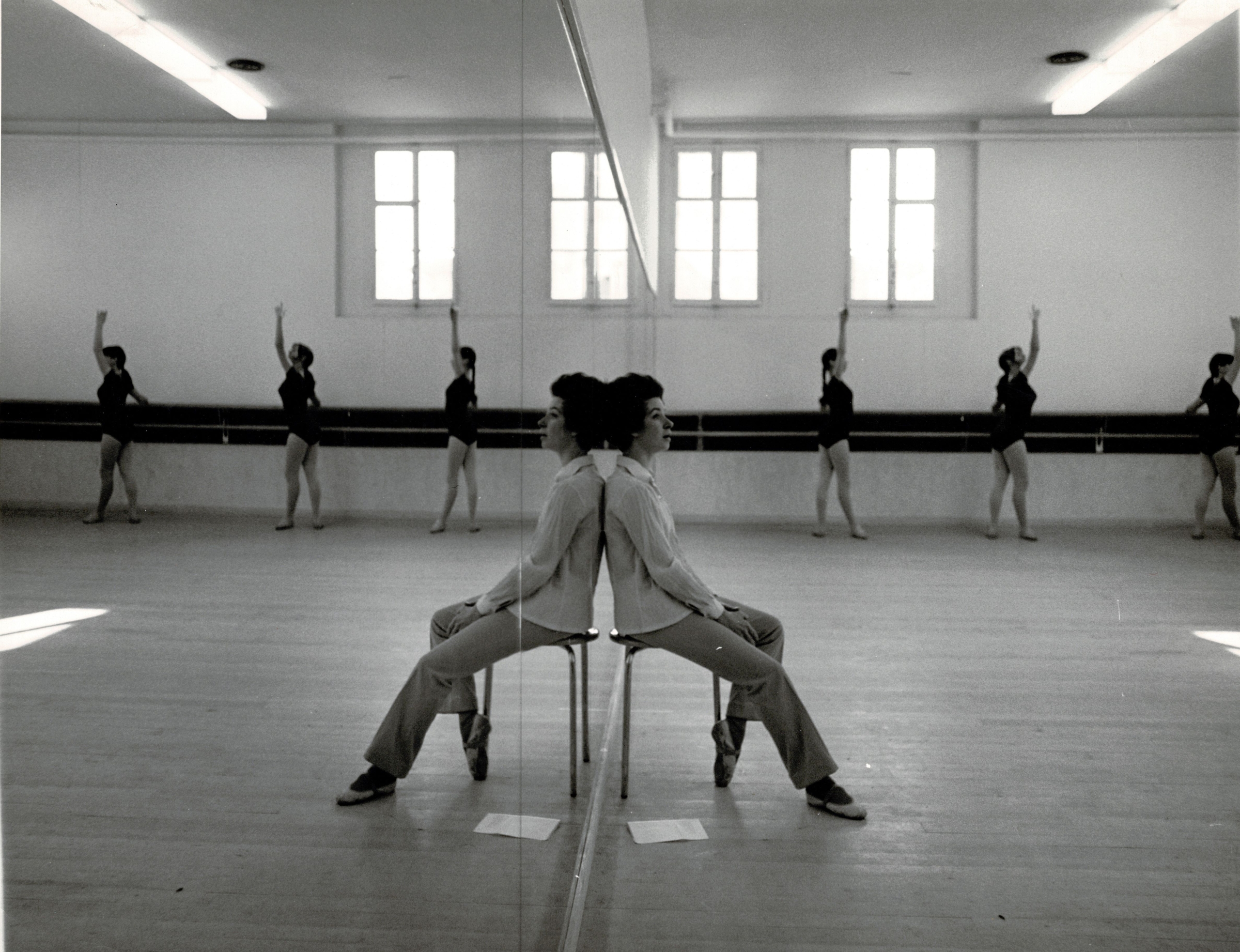 Cours à l’École de danse de Genève. Non daté. Photo : Claude Gafner Fondation SAPA, Fonds Beatriz Consuelo. A-2000-FO/047