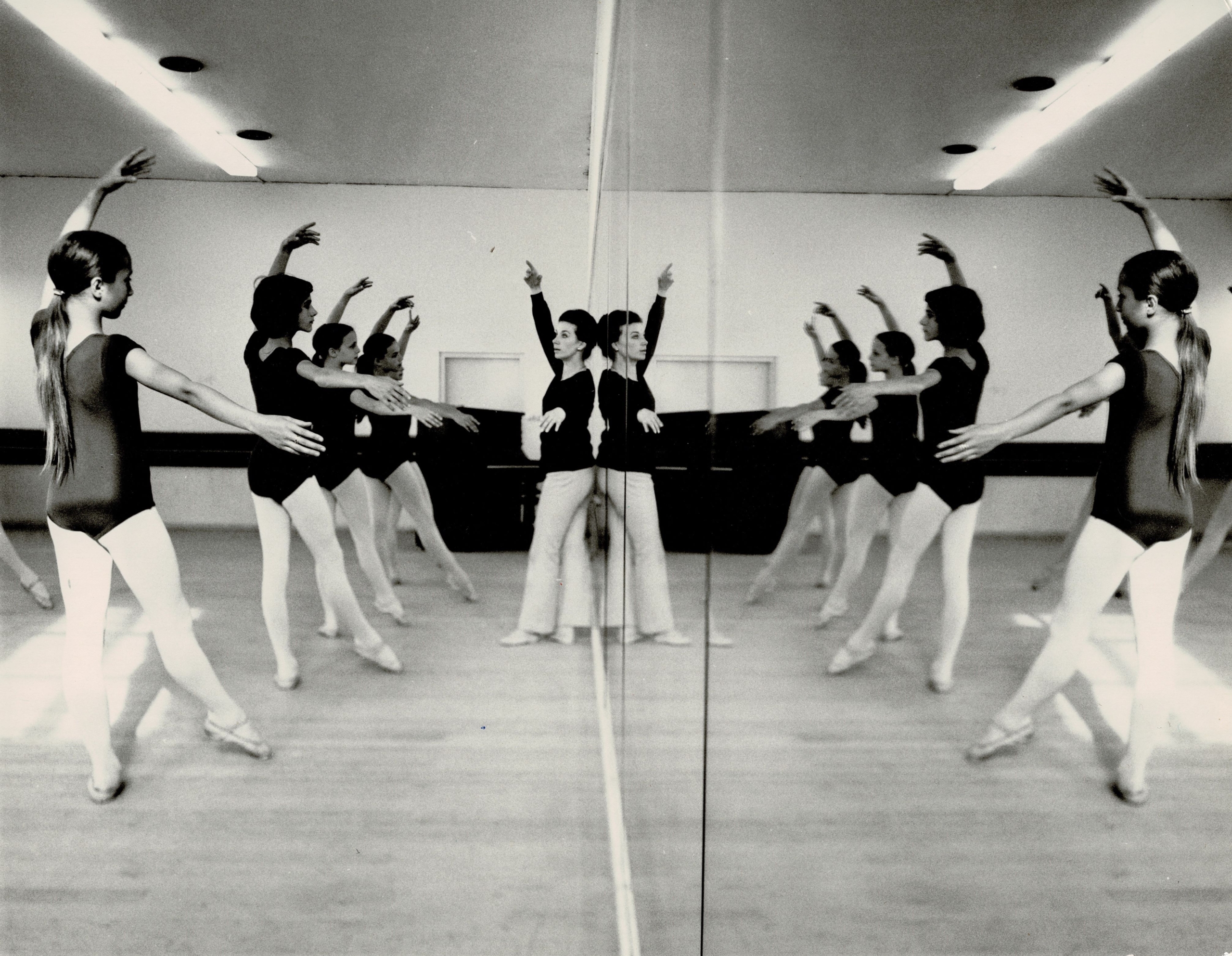 Cours à l’École de danse de Genève. Non daté. Photo : Claude Gafner Fondation SAPA, Fonds Beatriz Consuelo. A-2000-FO/047